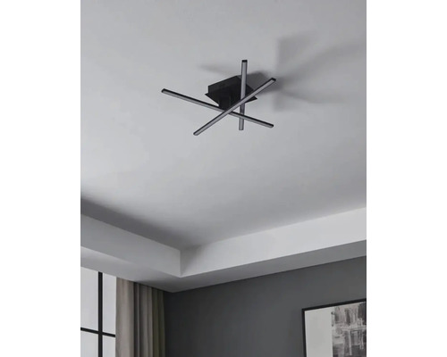 Moderne Deckenleuchte mit gekreuzten LED-Leuchtstäben im Wohnzimmer