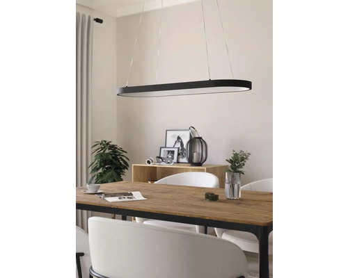 Esszimmer mit Esstisch und ovaler Hängeleuchte