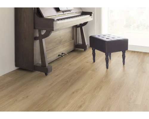 Heller Laminatboden mit Klavier und Hocker