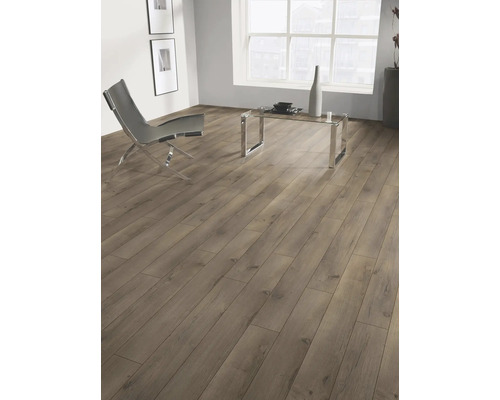 Pièce lumineuse avec sol stratifié imitation bois, fauteuil et table