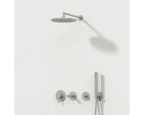 Duscharmatur mit Kopfbrause, Handbrause und Thermostat an der Wand montiert
