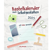Calendrier de bricolage à personnaliser pour 2025 avec des décorations telles qu''un appareil photo, un téléphone portable, des stylos, des ciseaux, une règle, un tampon et un bloc-notes.