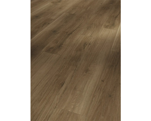 Nahaufnahme eines Laminatbodens mit Holzstruktur.