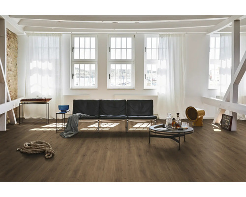 Heller Raum mit Holzboden, Sofa, Tisch und Fenstern