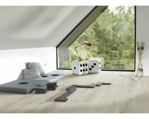 Dachzimmer mit Sitzkissen, Dominosteinen, Mikado und würfelförmigen Beistelltischen