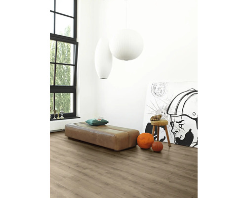 Heller Raum mit Sitzbank, Dekoration, Lampe und Laminatboden.