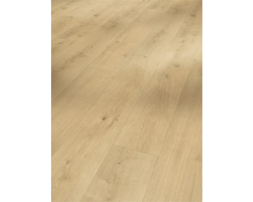 Heller Laminatboden in Holzoptik.