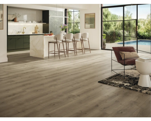 Espace de vie lumineux avec plancher en bois, kitchenette et coin salon