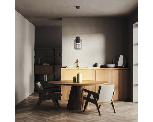 Salle à manger avec table en bois, chaises, suspension avec design cage et armoire en bois