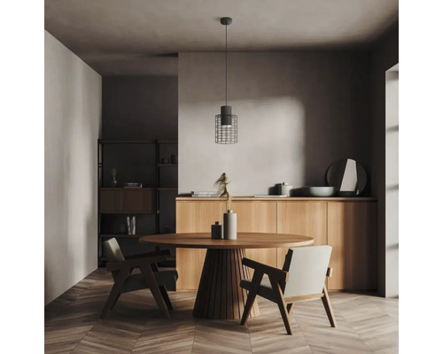Salle à manger avec table ronde, chaises et suspension avec abat-jour grillagé