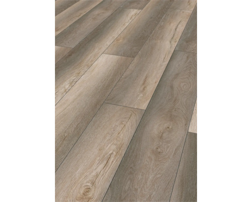 Verlegter Laminatboden mit Holzoptik.