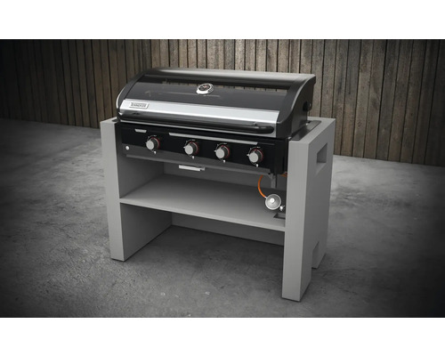 Barbecue à gaz avec quatre brûleurs sur un meuble bas