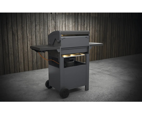 Barbecue à gaz avec roulettes et tablette latérale devant un mur en bois