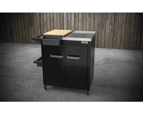 Grillwagen mit Schneidebrett und Schränken zur Aufbewahrung von Grillzubehör.