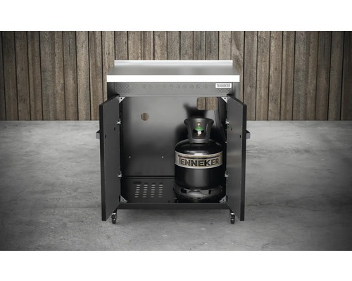 Gasgrill mit geöffneten Türen und Gasflasche im Inneren