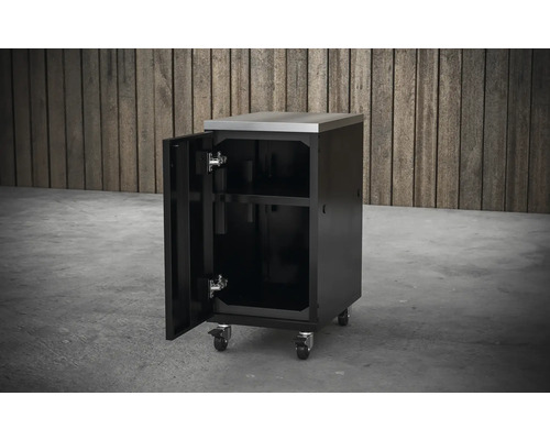 Schrankwagen mit Edelstahlarbeitsplatte und offener Tür.