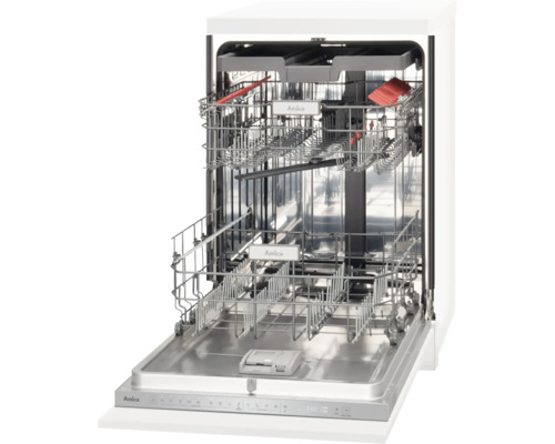 Geöffneter Geschirrspüler mit Geschirrkörben