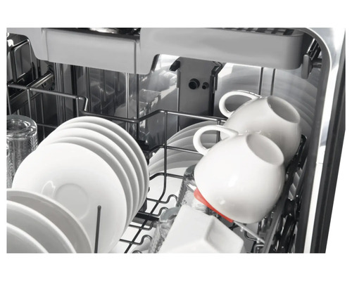 Geschirrspülmaschine mit Geschirr im Geschirrkorb