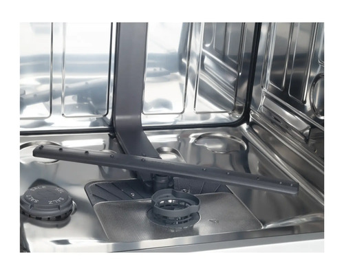 Innenansicht einer Spülmaschine mit Sprüharm und Salzbehälter