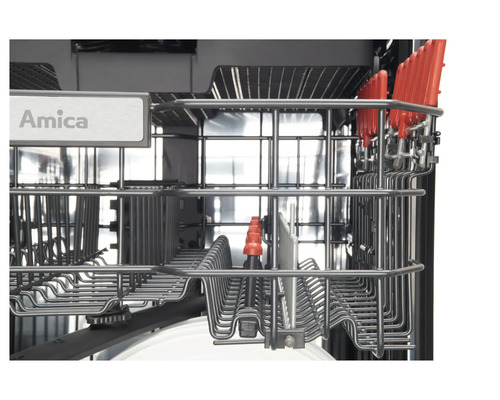 Innenansicht eines Geschirrspülers mit Geschirrkorb und dem Amica Logo.