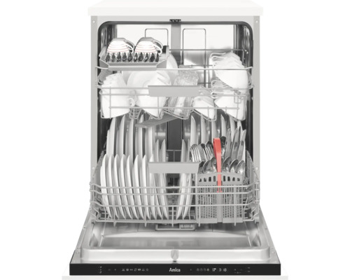 Geöffneter Geschirrspüler mit Geschirr und Besteck