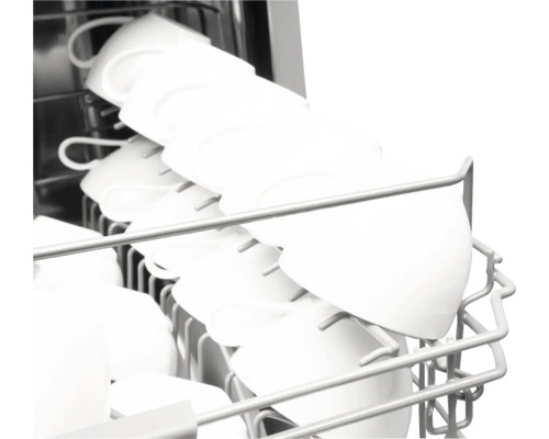 Geschirrspüler mit Tassen im Oberkorb