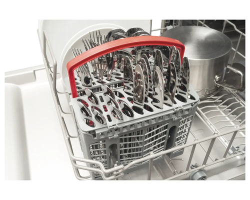 Besteckkorb im Geschirrspüler mit Messern, Gabeln und Löffeln