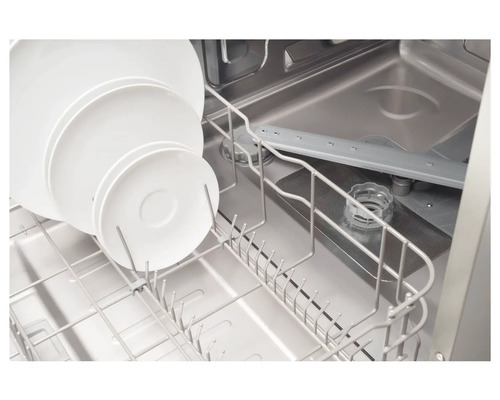 Innenansicht eines Geschirrspülers mit Geschirr im Geschirrkorb