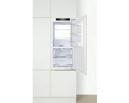 Réfrigérateur intégré avec porte ouverte dans un ensemble de cuisine