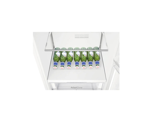 Intérieur d''un réfrigérateur avec porte-bouteilles et plusieurs bouteilles de bière