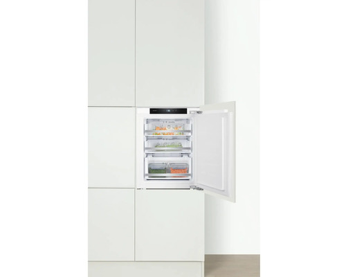 Integrierter Gefrierschrank mit geöffneter Tür und transparenten Schubladen in einer weißen Küchenzeile.