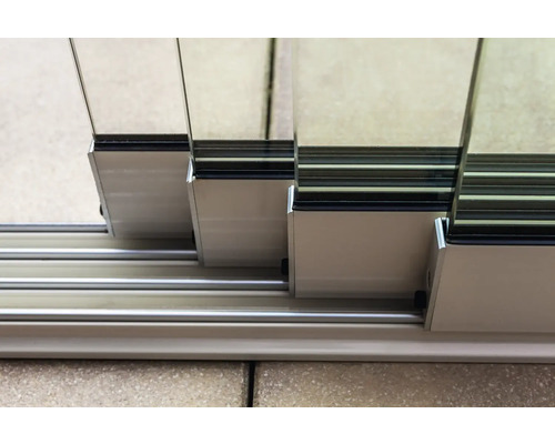 Vue détaillée d''une porte coulissante en verre avec cadre en aluminium et rails de guidage.