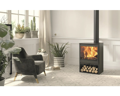 Wohnzimmer mit Kaminofen, Sessel und Zimmerpflanzen für eine gemütliche Atmosphäre