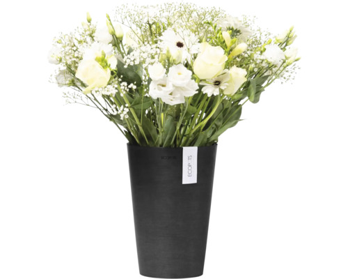 Blumenstrauß mit weißen Blüten in einem schwarzen Übertopf