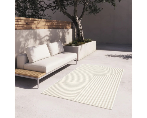 Espace extérieur avec canapé et tapis géométrique