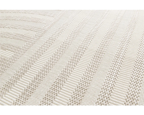 Gros plan d''un tapis avec un motif géométrique