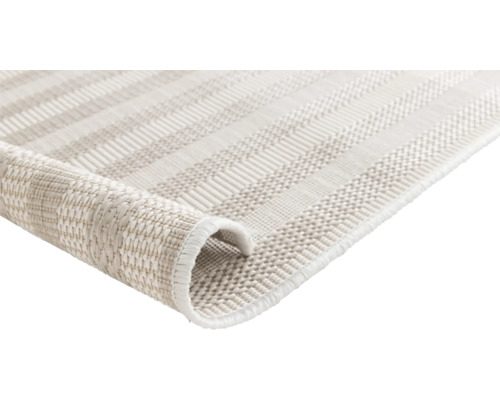 Vue détaillée d''un tapis rayé de couleur claire