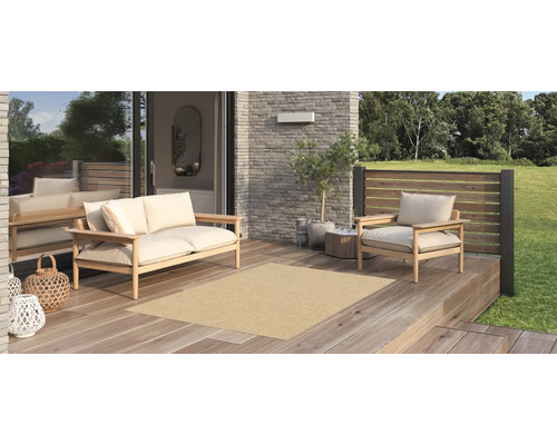 Szene mit einer Outdoor Lounge auf einer Holzterrasse und einem rechteckigen Teppich