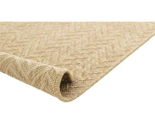 Teppich mit Zickzackmuster, teilweise aufgerollt