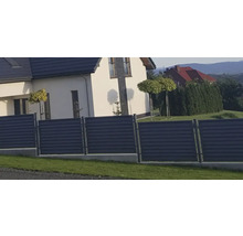 Clôture d''intimité en plastique devant une maison