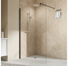 Salle de bains avec cabine de douche, robinetterie et mur carrelé en chevrons.