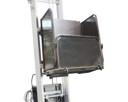 Lastenaufzug mit Lastkorb für den Materialtransport auf Baustellen