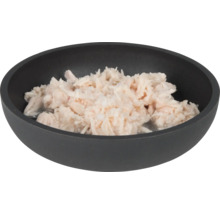 Katzenfutter mit Fisch in schwarzer Schale