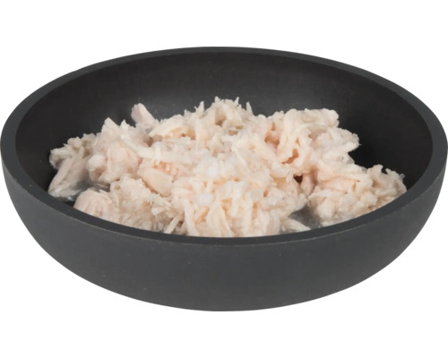 Katzenfutter mit Fisch in schwarzer Schale