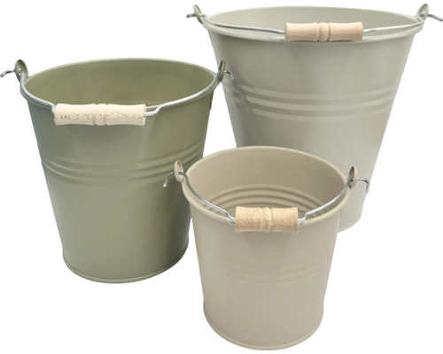 Set aus drei Metalleimern mit Holzgriffen