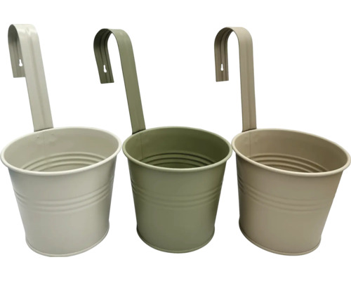 Trois pots de fleurs suspendus en métal