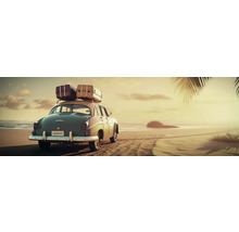 Ein Oldtimer mit Gepäckträger und Koffern am Strand.