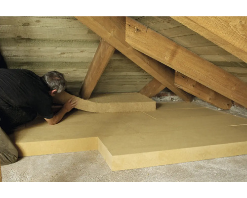 Isolation de grenier avec construction en bois et panneaux isolants