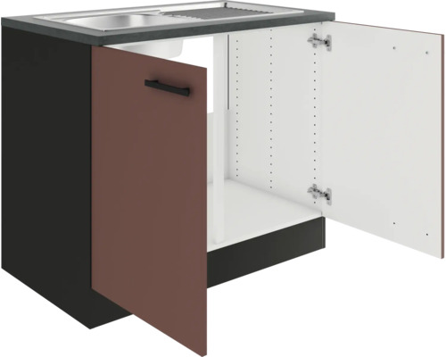 Meuble sous-évier avec deux portes ouvertes pour ranger les ustensiles de cuisine