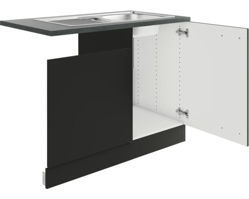 Évier de cuisine avec meuble bas et porte ouverte